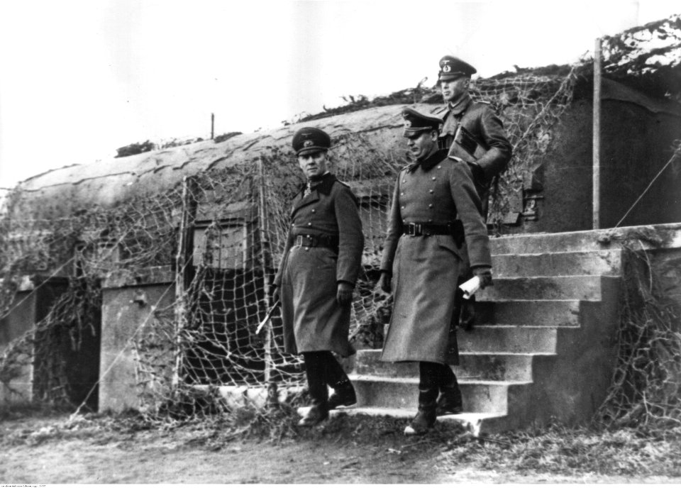 Marszałek Erwin Rommel podczas inspekcji na Wale Atlantyckim (2-335)