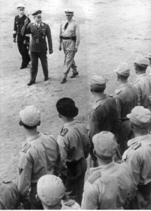 Marszałek Albert Kesselring podczas przeglądu jednostek Kriegsmarine (2-592)