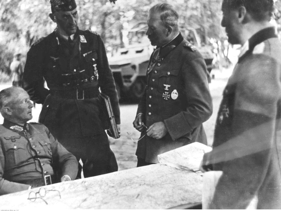 Marszałek Gunther von Kluge podczas narady z gen. Heinzem Guderianem na froncie wschodnim (2-674)