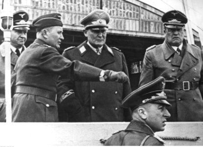 Marszałek Hermann Goring na stanowisku dowodzenia podczas kierowania opreacją sił powietrznych przeciwko Anglii (2-2634)