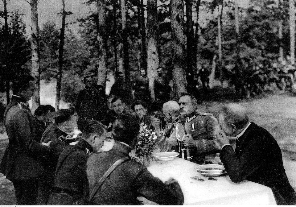 Marszałek Józef Piłsudski podczas posiłku z oficerami (22-445)