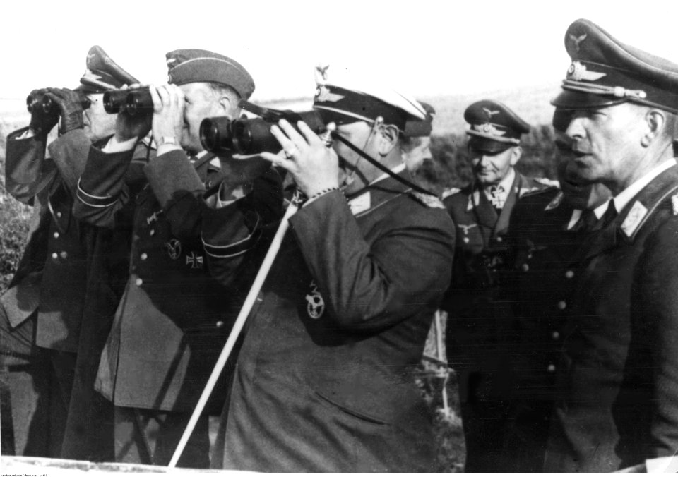 Marszałek Hermann Goring wśród pilotów samolotów bojowych na wybrzeżu kanału La Manche (2-2632)