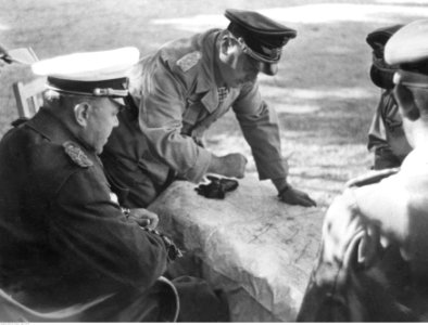 Marszałek Albert Kesselring i generał Richard Heidrich podczas narady na froncie włoskim (2-2073)