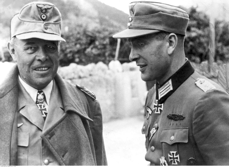 Marszałek Albert Kesselring i dowódca pułku piechoty płk. Ferdinand Hippel na froncie włoskim (2-2083)