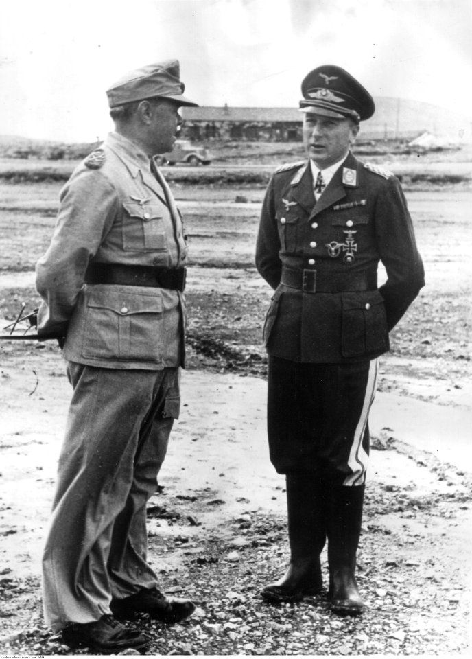 Marszałek Albert Kesselring w rozmowie z gen. Otto Hoffmannem von Waldau na lotnisku na Krecie (2-589)