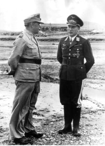 Marszałek Albert Kesselring w rozmowie z gen. Otto Hoffmannem von Waldau na lotnisku na Krecie (2-589)