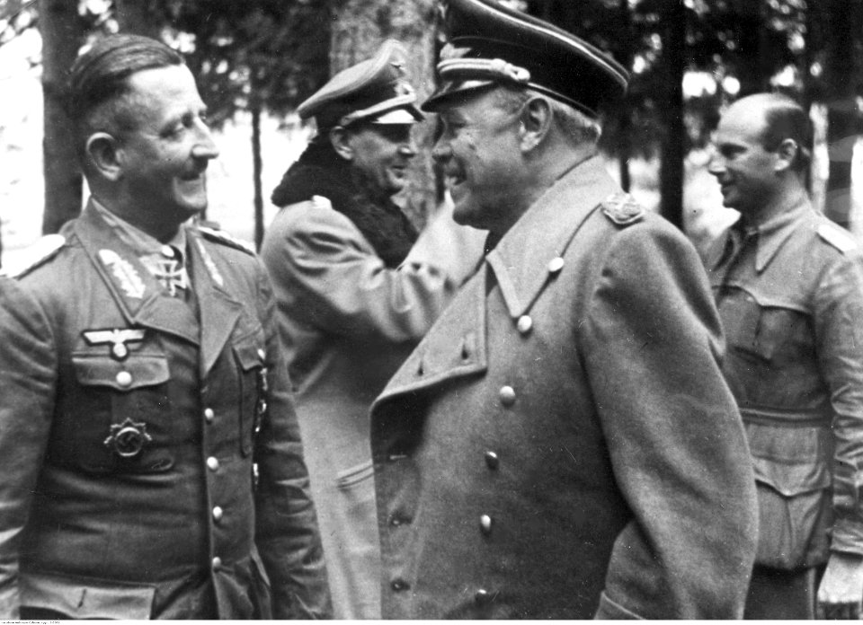 Marszałek Albert Kesselring podczas rozmowy z generałem Heinrichem Gottfriedem von Vietinghoffem na froncie włoskim (2-2081)