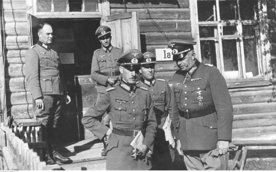 Marszałek Wilhelm von Leeb podczas inspekcji jednostki na froncie wschodnim. (2-675)