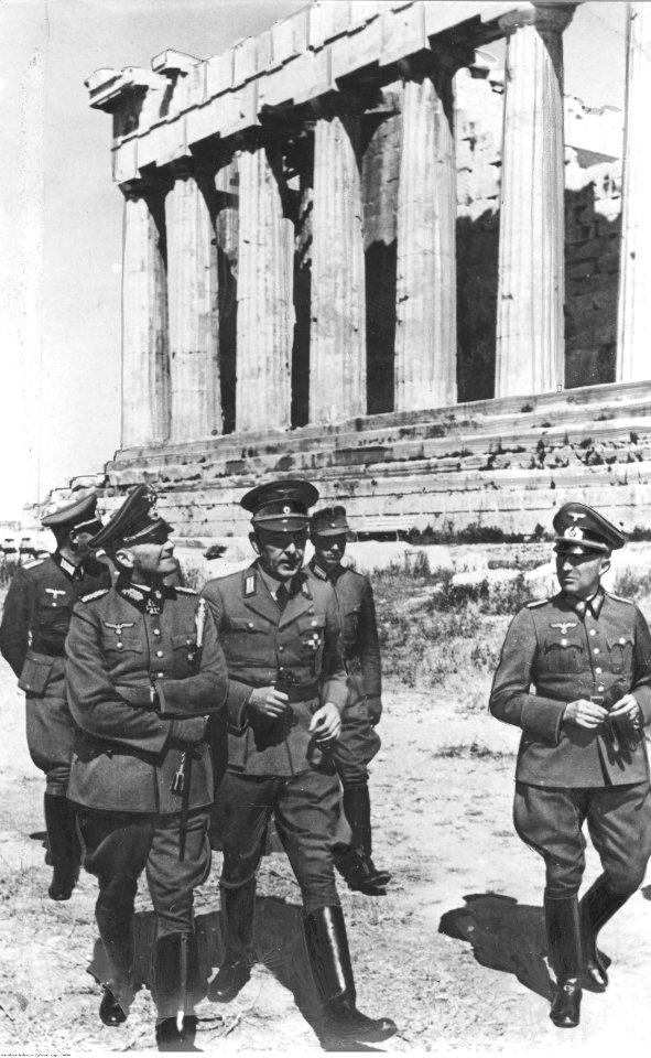 Marszałek Walther von Brauchitsch podczas zwiedzania Akropolu (2-494)