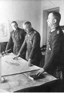 Marszałek Erich von Manstein podczas omawiania sytuacji frontowej na froncie wschodnim (2-661)