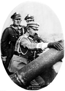Marszałek Józef Piłsudski z oficerami (22-404) photo