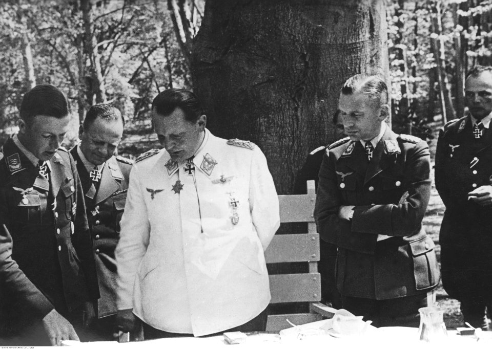 Marszałek Hermann Goring podczas narady z oficerami lotnictwa w kwaterze polowej (2-2626)