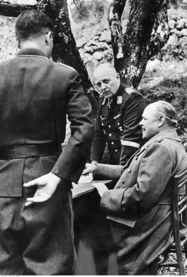 Marszałek Albert Kesselring na stanowisku dowodzenia pod Monte Cassino (2-2080)