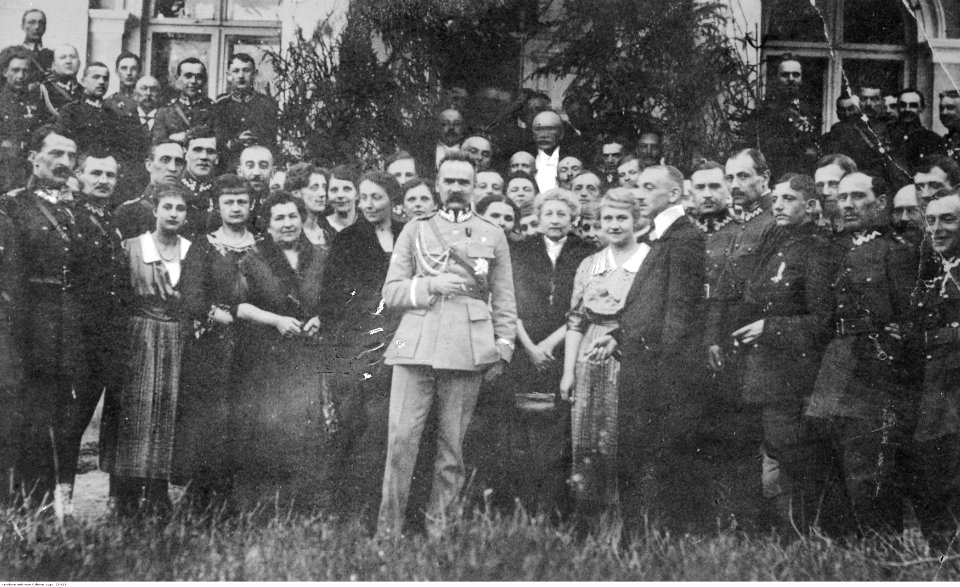 Marszałek Józef Piłsudski w nierozpoznanym majątku ziemskim (22-419)