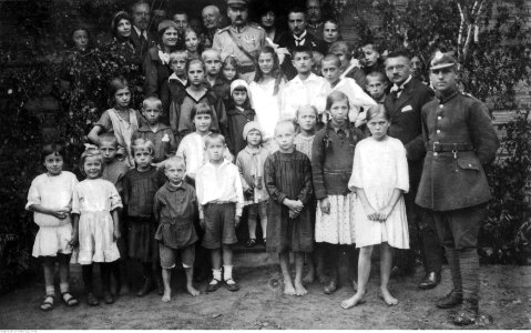 Marszałek Józef Piłsudski z dziećmi (22-529)