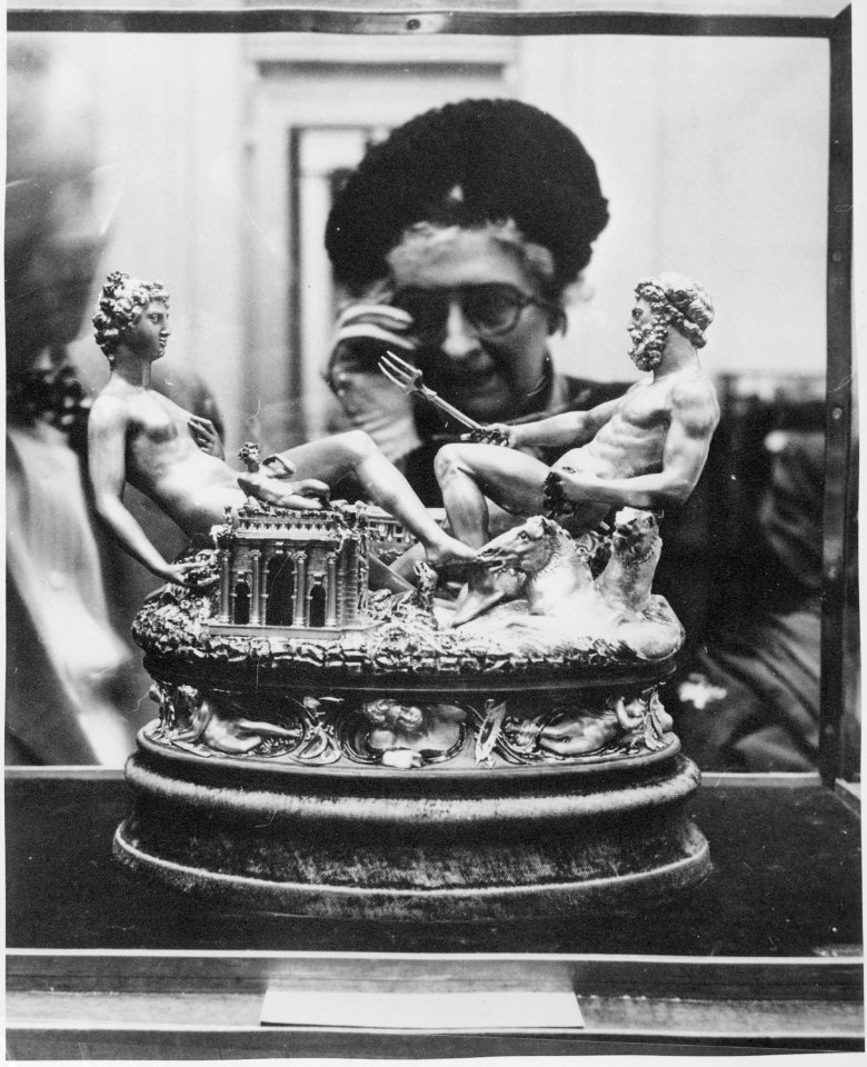 Matronly visitor to the National Gallery Washington, DC, scrutinizing Benvenuto Cellini's Salt Cellar on temporary exh - NARA - 541887