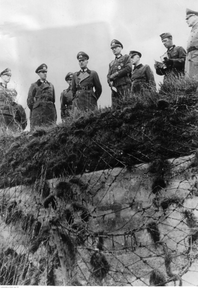 Marszałek Gerd von Rundstedt podczas inspekcji na Wale Atlantyckim (2-331)