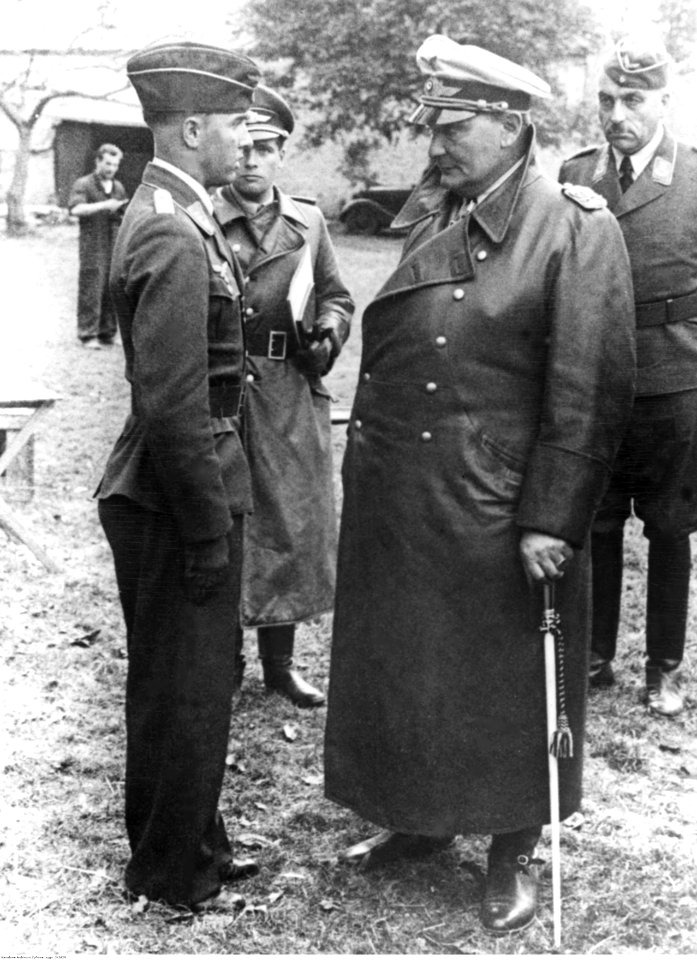 Marszałek Hermann Goring podczas rozmowy z oficerem niemieckiego lotnictwa (2-2629)