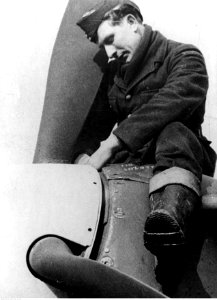 Mechanicy lotnictwa polskiego przygotowują do lotu samolot myśliwski Hawker Hurricane (21-70-2)