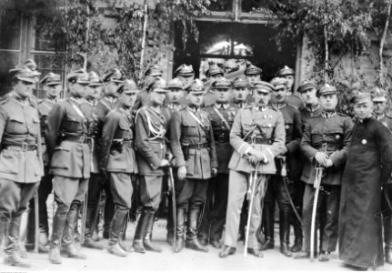 Marszałek Józef Piłsudski z oficerami nierozpoznanego pułku piechoty (22-417)