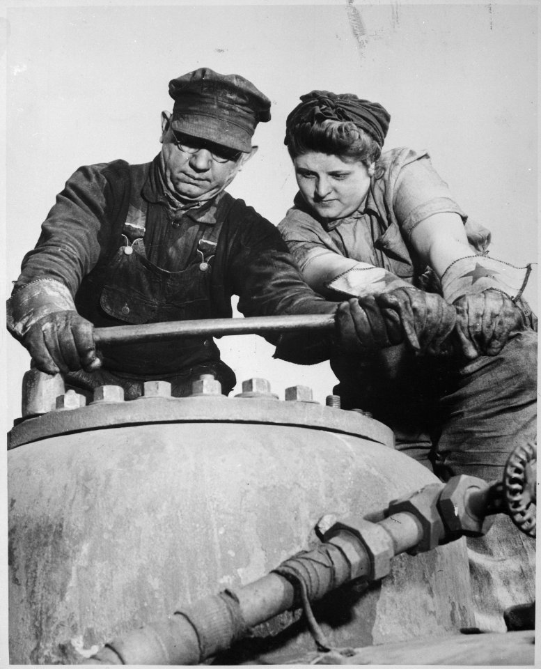 Mechanical helper, Baltimore & Ohio Railroad - NARA - 522884