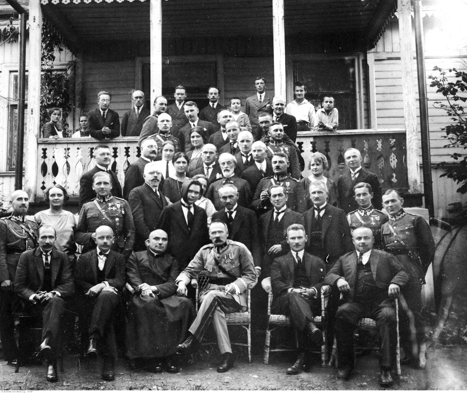 Marszałek Józef Piłsudski w otoczeniu osób cywilnych (22-414)