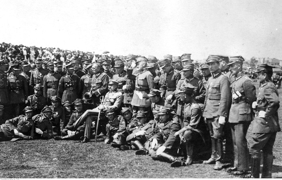 Marszałek Józef Piłsudski z grupą żołnierzy (22-415)
