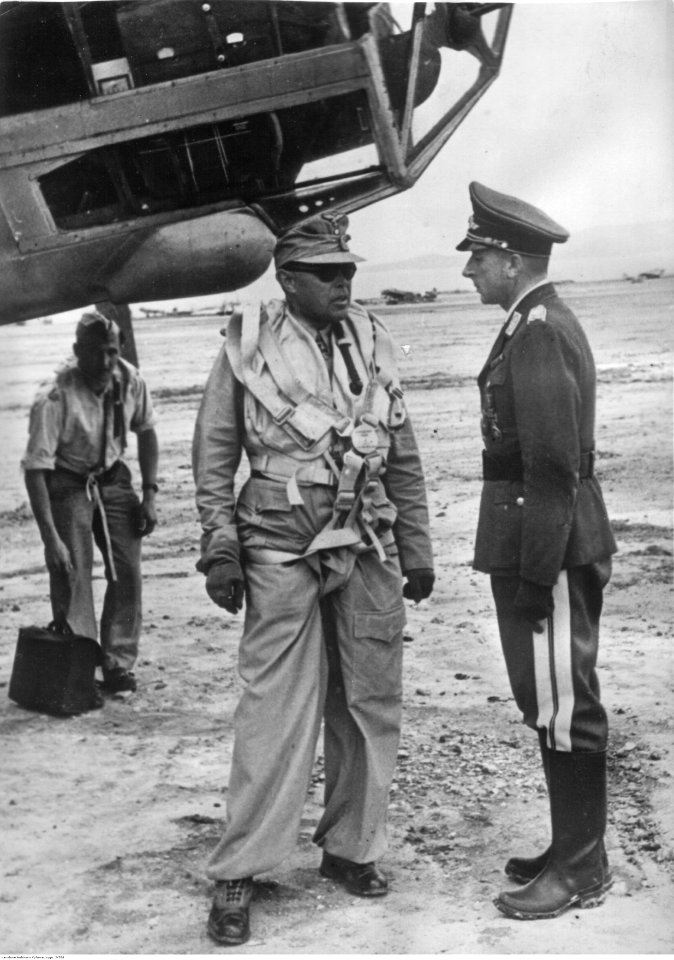Marszałek Albert Kesselring w rozmowie z gen. Otto Hoffmannem von Waldau na lotnisku na Krecie (2-588)