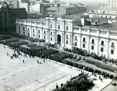 Military parade at La Moneda Palace in 1944
