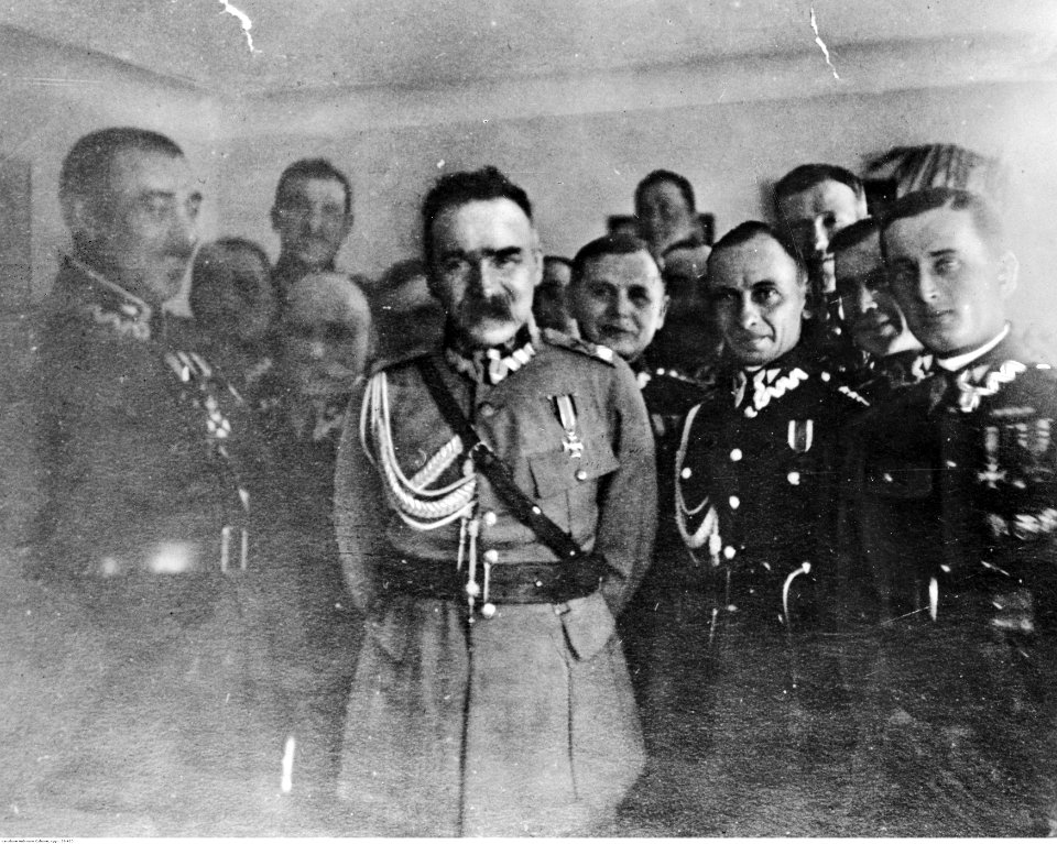 Marszałek Józef Piłsudski wśród oficerów (22-420)