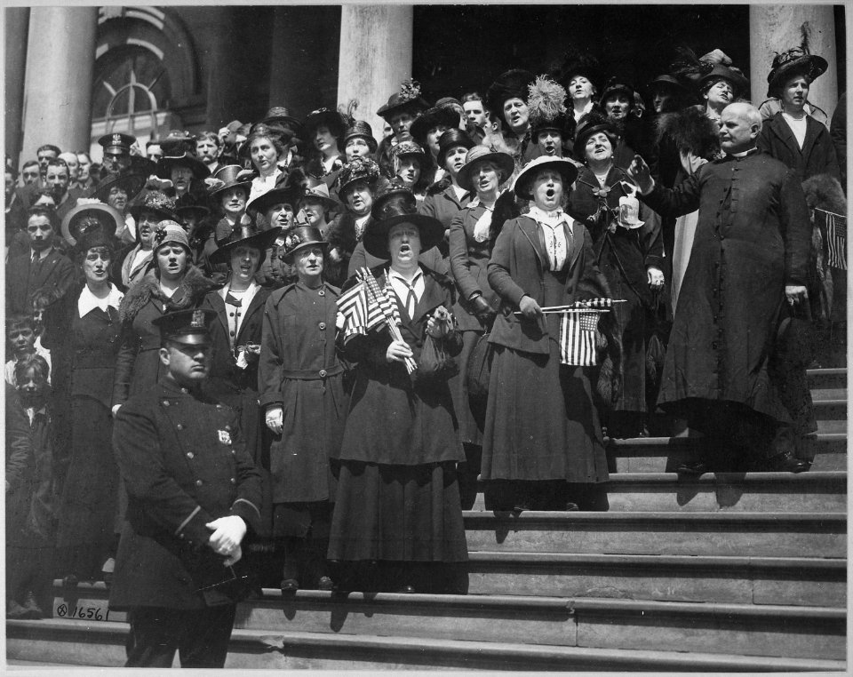 Members of the Liberty Loan Choir singing on the steps of City Hall, New York City, in the third Liberty Loan campaign - NARA - 530732