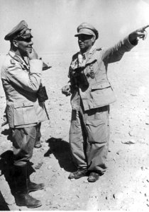 Marszałek polny Erwin Rommel podczas rozmowy z gen. Hermannem Bernardem Ramcke (2-2028)