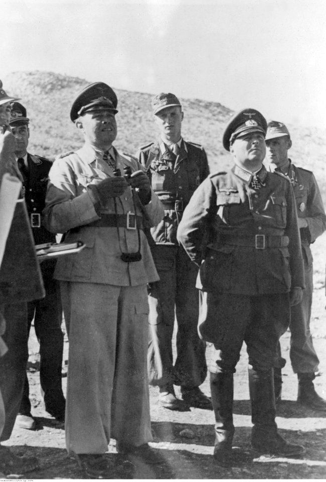 Marszałek Albert Kesselring i generał Hans Hube na froncie w południowych Włoszech (2-2074)