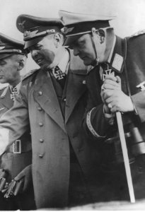 Marszałkowie Hermann Goring i Albert Kesselring na stanowisku dowodzenia nad kanałem La Manche (2-2628)