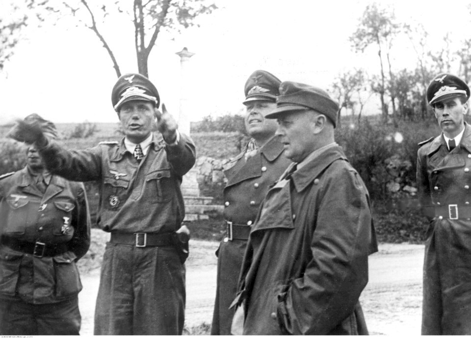 Marszałek Albert Kesselring podczas rozmowy z ppłk. Ludwigiem Schulzem na froncie włoskim (2-2075)