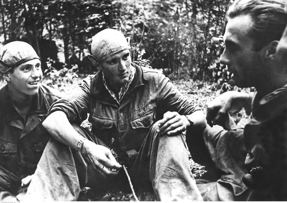 Marynarz Ernst Schehinger podczas rozmowy z kolegami (2-2584)