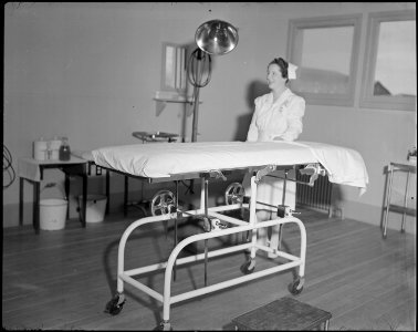 Minidoka Relocation Center, Hunt, Idaho. Mrs. Graham, R. N. (head nurse) is shown in the operating . . . - NARA - 536598