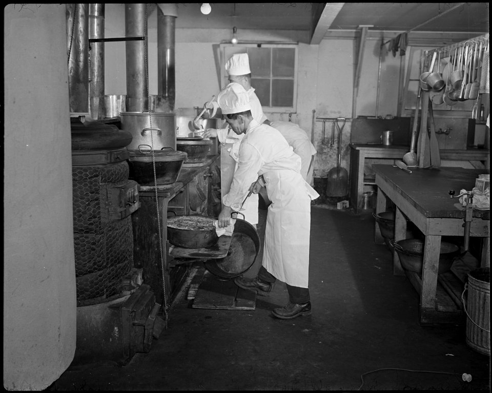 Minidoka Relocation Center. Crew of chefs preparing lunch under the direction of chef Dave K. Yoshi . . . - NARA - 536588