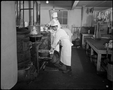 Minidoka Relocation Center. Crew of chefs preparing lunch under the direction of chef Dave K. Yoshi . . . - NARA - 536588
