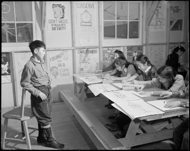 Minidoka Relocation Center. Tatsuo Matsuda (Model) Free-hand drawing class. - NARA - 536564