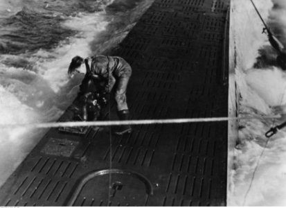 Mechanik podczas pracy na pokładzie niemieckiego okrętu podwodnego (2-2554) photo