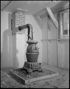 Minidoka Relocation Center. This picture shows coal stove which is furnished by War Relocation Authority. - NARA - 536575