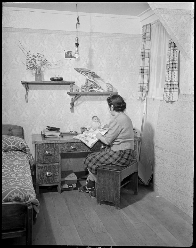 Minidoka Relocation Center. View in the home of Mrs. Eizo Nishi. This view shows attractive scene . . . - NARA - 536560
