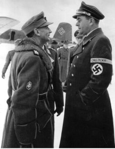 Minister Albert Speer i gen. Edward Dietl na lotnisku polowym podczas wizytacji frontu w Norwegii (2-473)