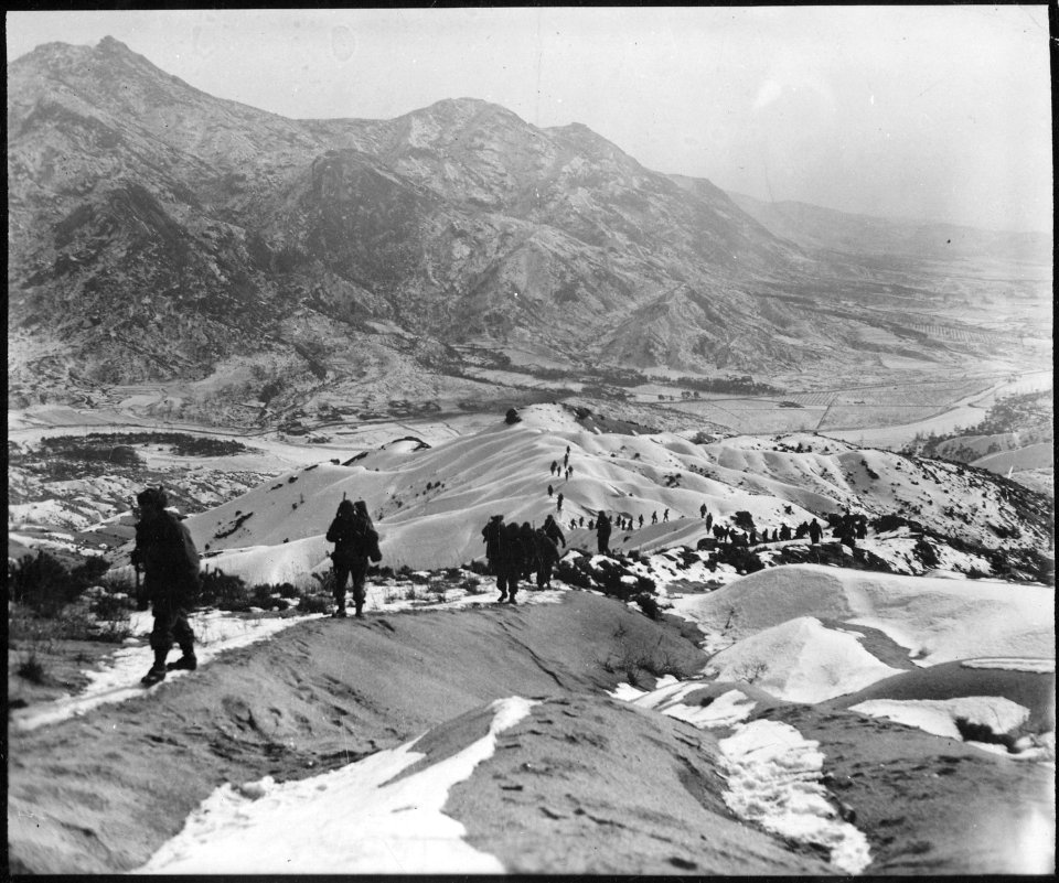 Men of the 19th Infantry Regiment work their way over the snowy mountains about 10 miles north of Seoul, Korea... - NARA - 531395