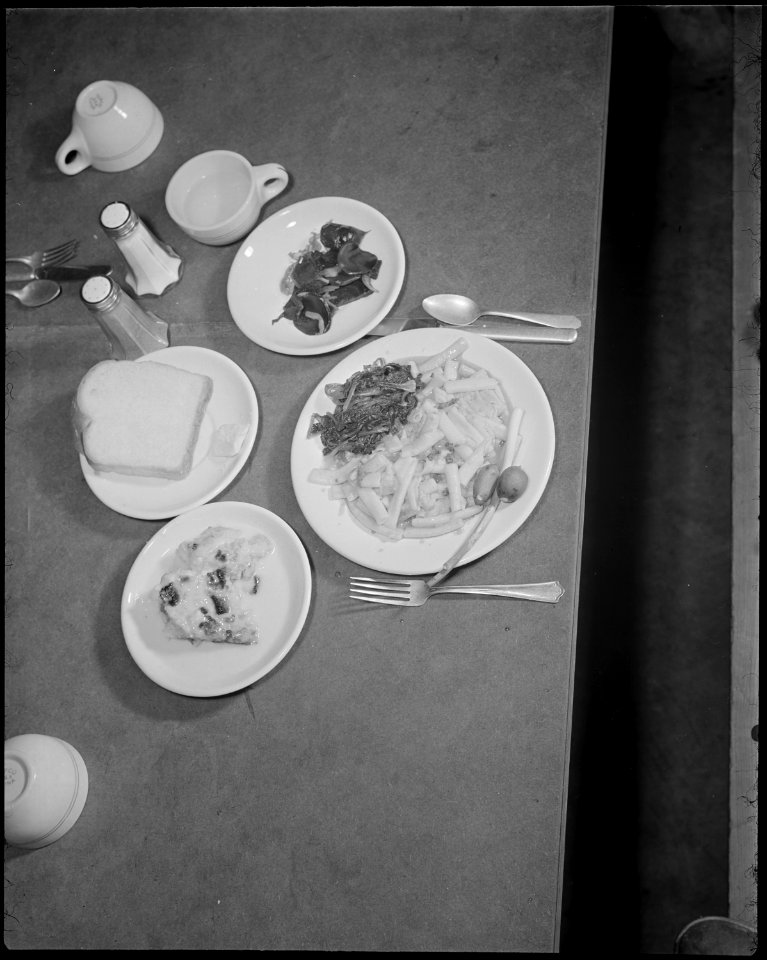 Minidoka Relocation Center. Luncheon serving...Menu, Baked macoroni with Spanish sause, spinach, p . . . - NARA - 536592