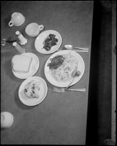Minidoka Relocation Center. Luncheon serving...Menu, Baked macoroni with Spanish sause, spinach, p . . . - NARA - 536592