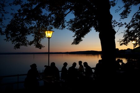 Beer garden abendstimmung silhouette