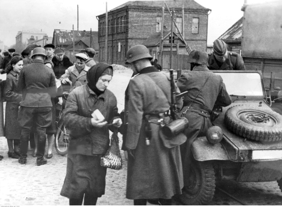 Mińsk. Policja niemiecka podczas kontroli dokumentów u przechodniów (2-1846)