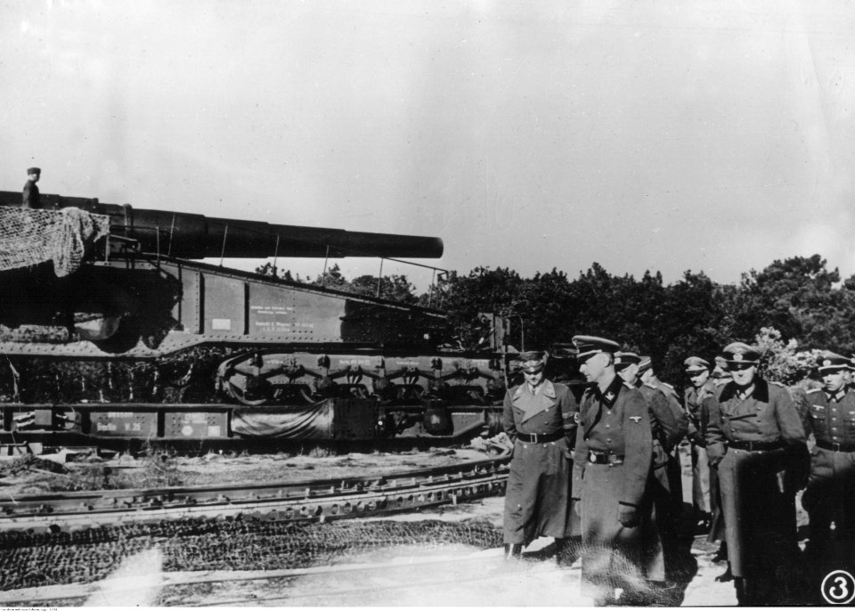 Minister Alfred Rosenberg podczas inspekcji na Wale Altantyckim (2-338)